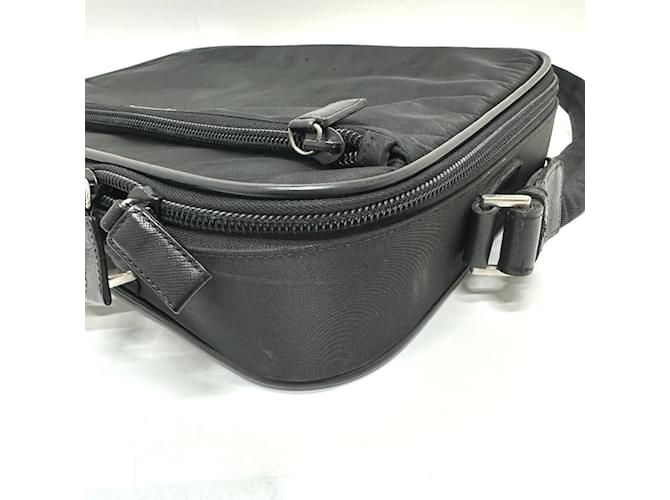 Borsa 2WAY Triangle Plate V147S di Prada Nero - vista 8