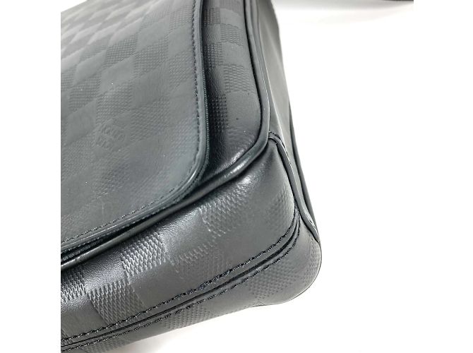 Borsa a tracolla Louis Vuitton Damier Infini District PM Nero - vista 4