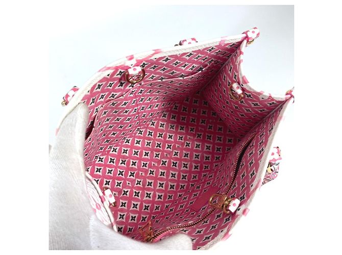 Louis Vuitton Monogram On Go PM Tasche am Pool Pink Weiß - Ansicht 11