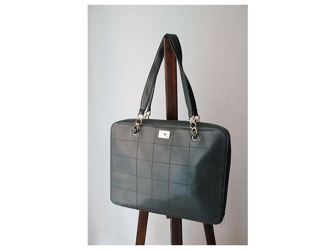 Borsa da viaggio Chanel in pelle caviar verde abete - vista 10
