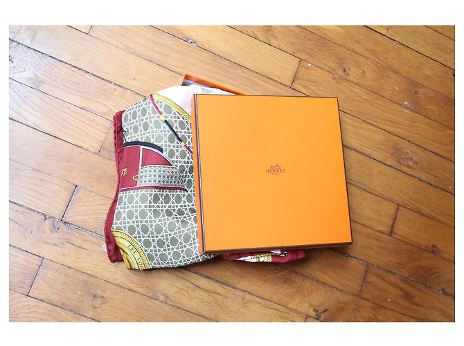 Sciarpa di seta Hermès bianca e bordeaux 90x90 Multicolore - vista 13
