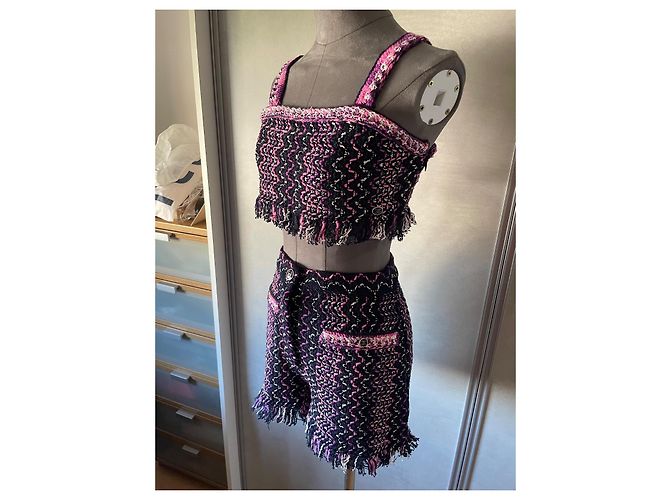 Conjunto Chanel de tweed com crop top e mini short rosa Multicor - vista 2