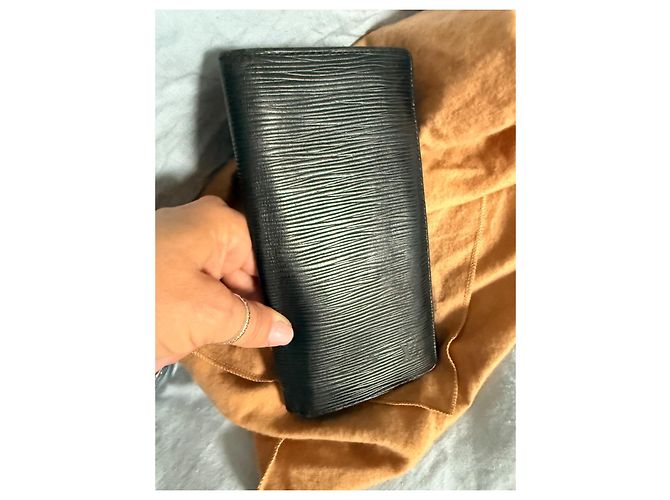 Louis Vuitton long black wallet – Epi Leather, continental model - view 2