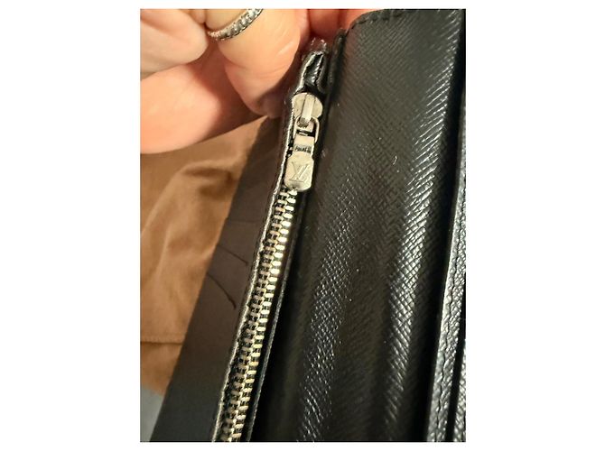 Louis Vuitton long black wallet – Epi Leather, continental model - view 6