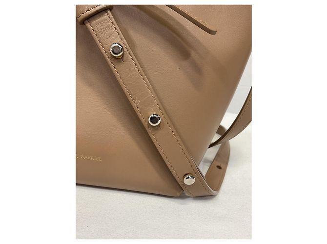 Sac seau mini Mansur Gavriel en cuir beige - vue 13
