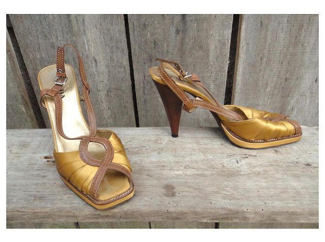 Décolleté Prada in pelle e raso dorati D'oro - vista 2