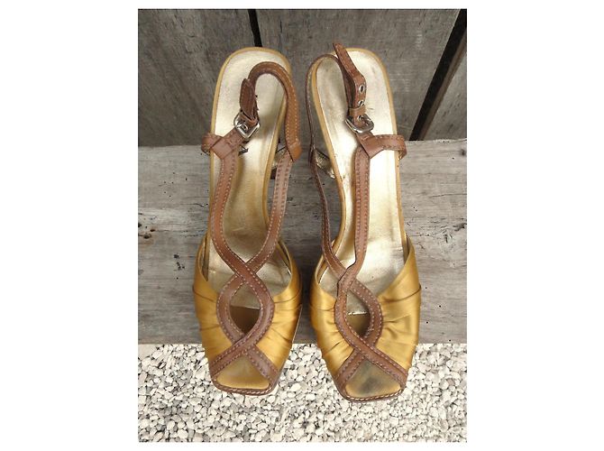 Décolleté Prada in pelle e raso dorati D'oro - vista 3