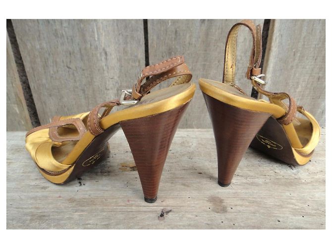 Décolleté Prada in pelle e raso dorati D'oro - vista 4