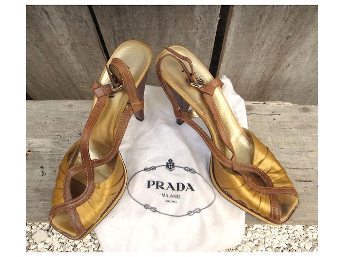 Décolleté Prada in pelle e raso dorati D'oro - vista 7