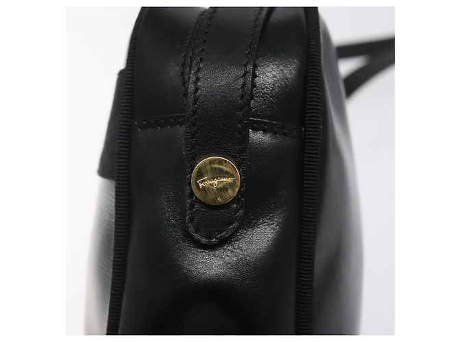 Borsa a Spalla Vala in Pelle Nera e Oro di Salvatore Ferragamo Auth bs25514 Nero D'oro - vista 14