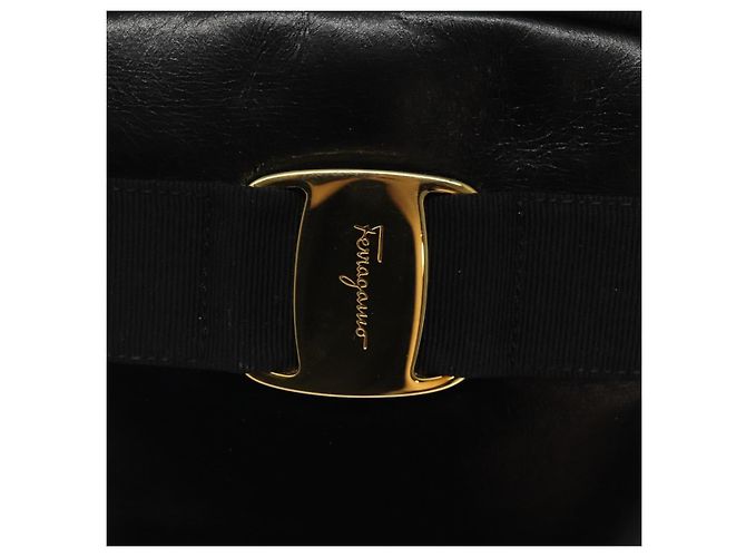 Borsa a Spalla Vala in Pelle Nera e Oro di Salvatore Ferragamo Auth bs25514 Nero D'oro - vista 15