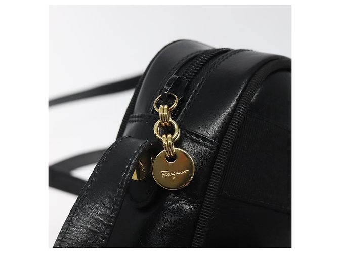 Borsa a Spalla Vala in Pelle Nera e Oro di Salvatore Ferragamo Auth bs25514 Nero D'oro - vista 16