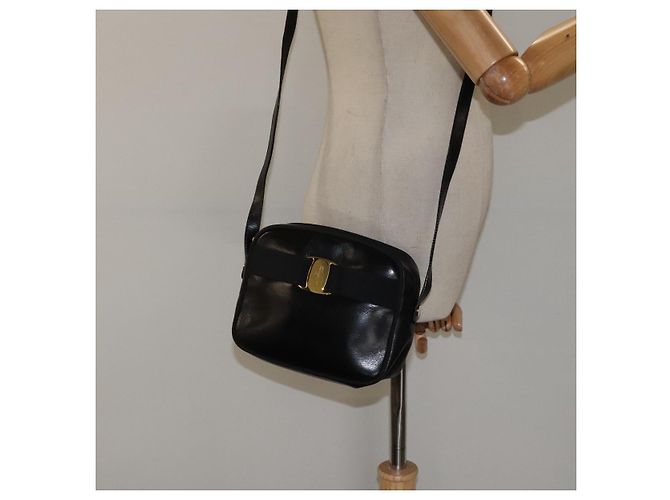 Borsa a Spalla Vala in Pelle Nera e Oro di Salvatore Ferragamo Auth bs25514 Nero D'oro - vista 22