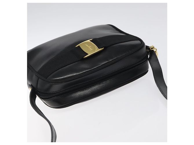 Borsa a Spalla Vala in Pelle Nera e Oro di Salvatore Ferragamo Auth bs25514 Nero D'oro - vista 6