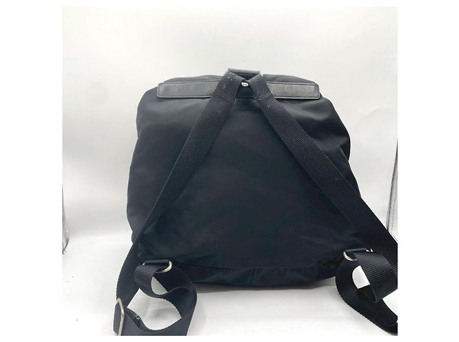 Zaino in nylon nero PRADA con logo a triangolo e doppie tasche frontali – BELLEZZA VINTAGE - vista 3