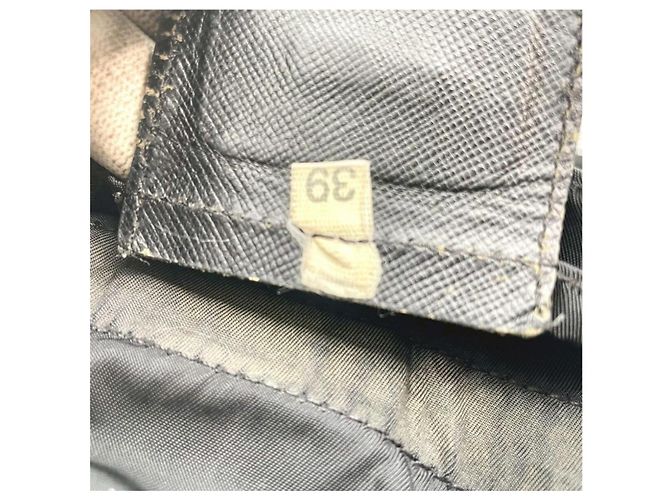 Zaino in nylon nero PRADA con logo a triangolo e doppie tasche frontali – BELLEZZA VINTAGE - vista 9