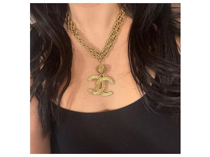 Collana vintage Chanel in catena dorata multistrato con logo CC testurizzato Gold hardware - vista 2