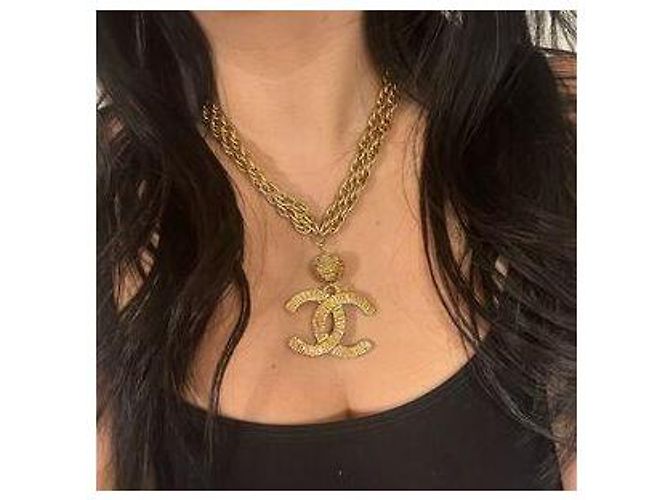 Collana vintage Chanel in catena dorata multistrato con logo CC testurizzato Gold hardware - vista 3