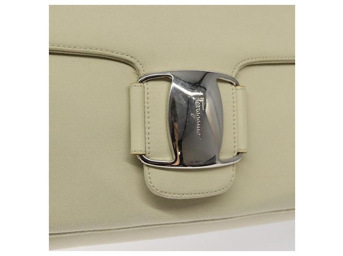 Borsa a spalla Gancini in tela bianca e argento di Salvatore Ferragamo Auth bs25930 Bianco - vista 14