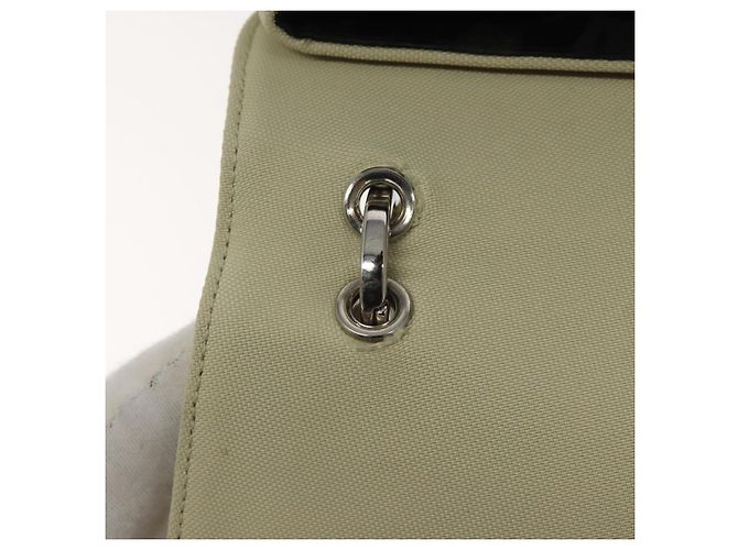 Borsa a spalla Gancini in tela bianca e argento di Salvatore Ferragamo Auth bs25930 Bianco - vista 16