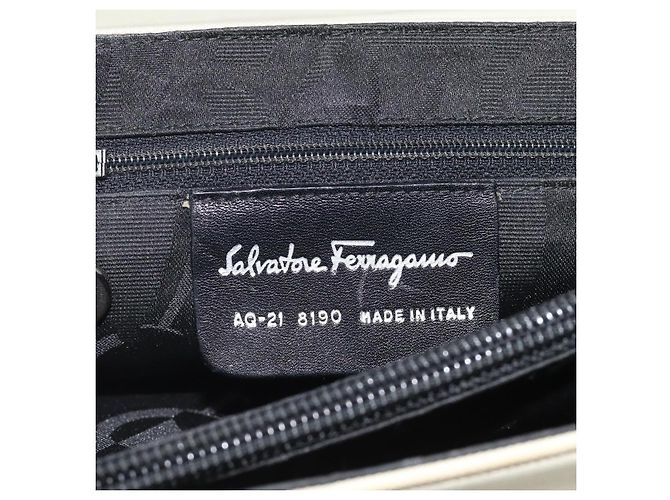 Borsa a spalla Gancini in tela bianca e argento di Salvatore Ferragamo Auth bs25930 Bianco - vista 17