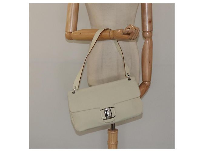 Borsa a spalla Gancini in tela bianca e argento di Salvatore Ferragamo Auth bs25930 Bianco - vista 24
