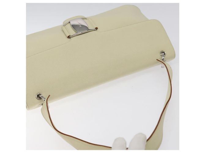 Borsa a spalla Gancini in tela bianca e argento di Salvatore Ferragamo Auth bs25930 Bianco - vista 6