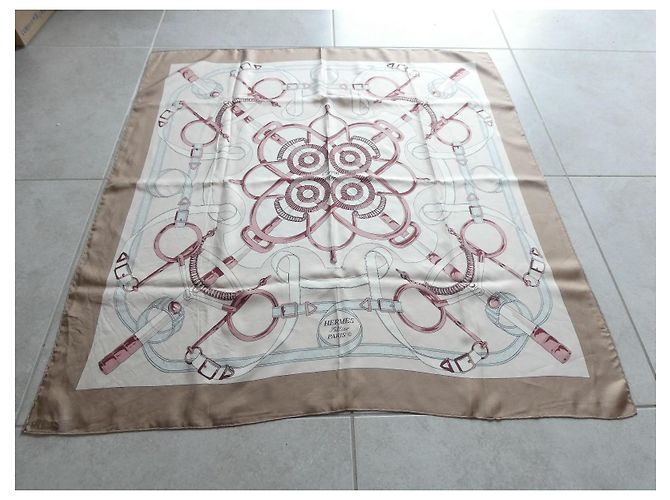 quadrato vintage Hermès speroni d'oro Crema - vista 2