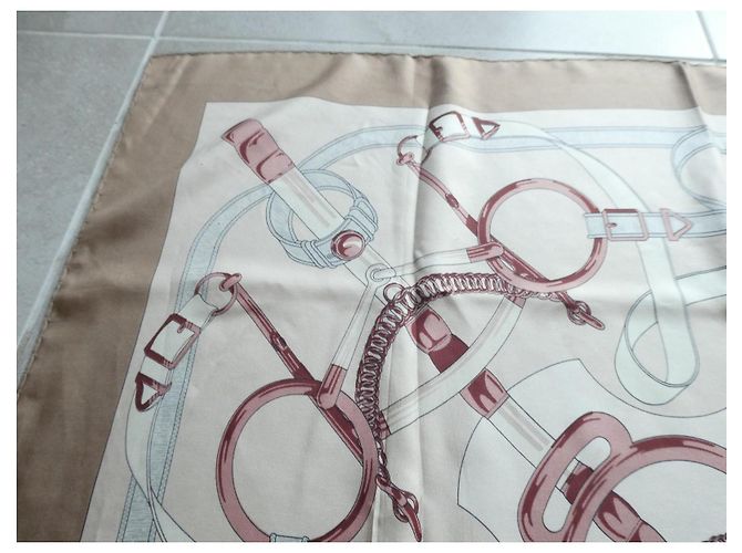 quadrato vintage Hermès speroni d'oro Crema - vista 6