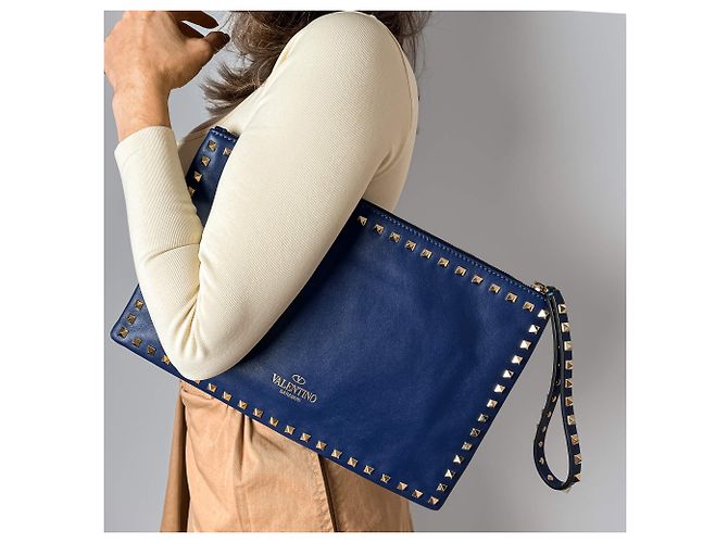 Valentino Garavani Pochette en cuir de veau Rockstud moyen bleue - vue 2