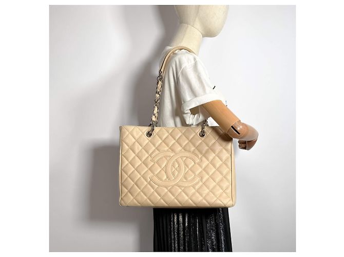 Timeless Chanel Borsa shopper in pelle caviar trapuntata beige GST - vista 3