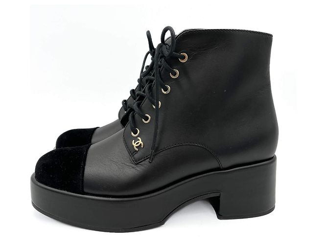Chanel Stivali piatti in pelle e velluto CC 41 neri Nero - vista 2