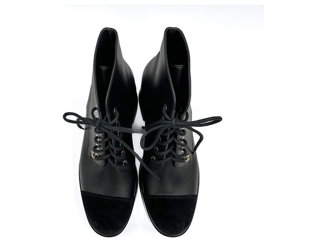 Chanel Stivali piatti in pelle e velluto CC 41 neri Nero - vista 4