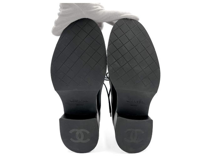 Chanel Stivali piatti in pelle e velluto CC 41 neri Nero - vista 7