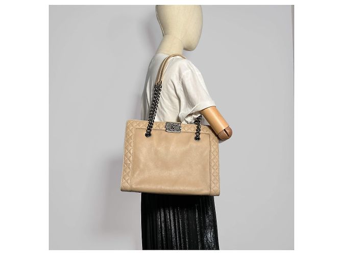 Chanel Borsa tote trapuntata Boy Reverso beige - vista 2