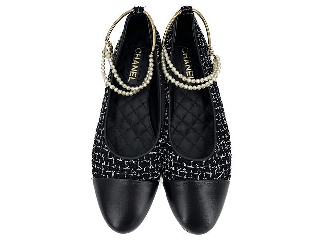Timeless Chanel Scarpe in tweed con punta cap-toe e flap da ballet nero e bianco - vista 2