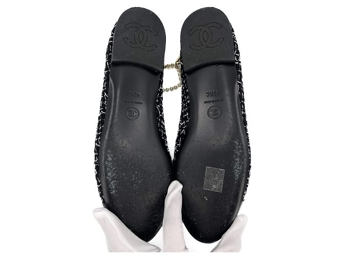 Timeless Chanel Scarpe in tweed con punta cap-toe e flap da ballet nero e bianco - vista 3