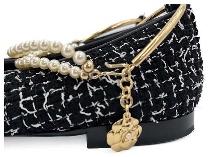 Timeless Chanel Scarpe in tweed con punta cap-toe e flap da ballet nero e bianco - vista 4