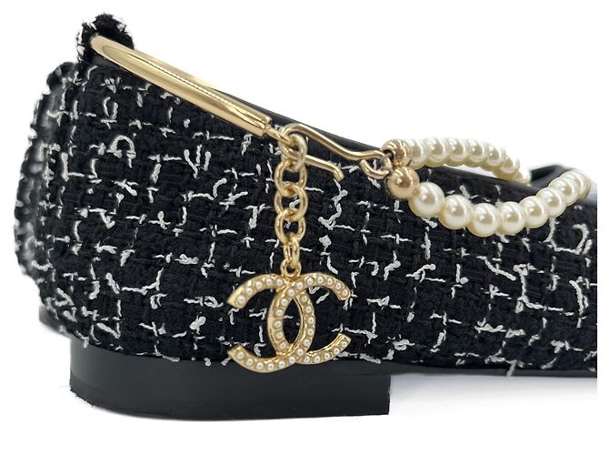 Timeless Chanel Scarpe in tweed con punta cap-toe e flap da ballet nero e bianco - vista 5