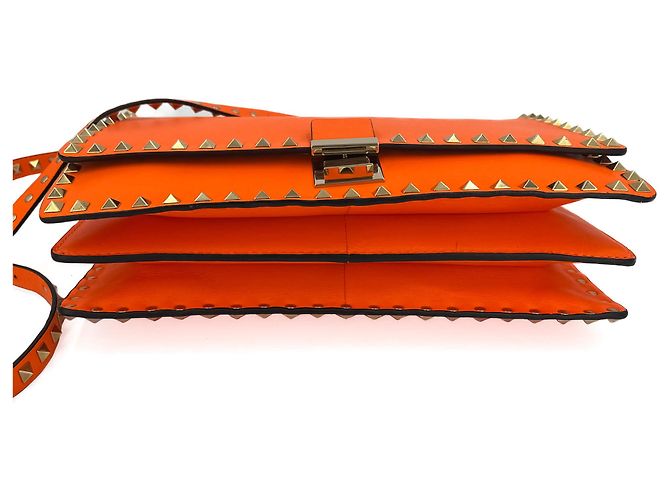 Valentino Garavani Bolsa de ombro com aba 2 vias em couro de bezerro Rockstud laranja neon - vista 11