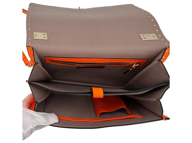 Valentino Garavani Bolsa de ombro com aba 2 vias em couro de bezerro Rockstud laranja neon - vista 12