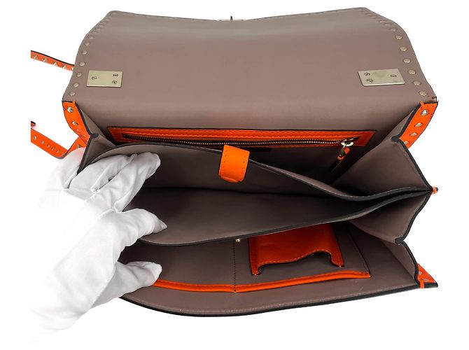 Valentino Garavani Bolsa de ombro com aba 2 vias em couro de bezerro Rockstud laranja neon - vista 13