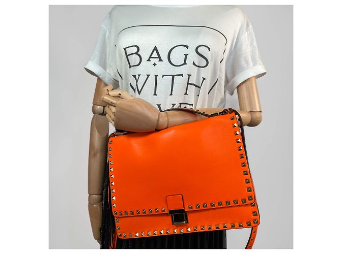 Valentino Garavani Bolsa de ombro com aba 2 vias em couro de bezerro Rockstud laranja neon - vista 2