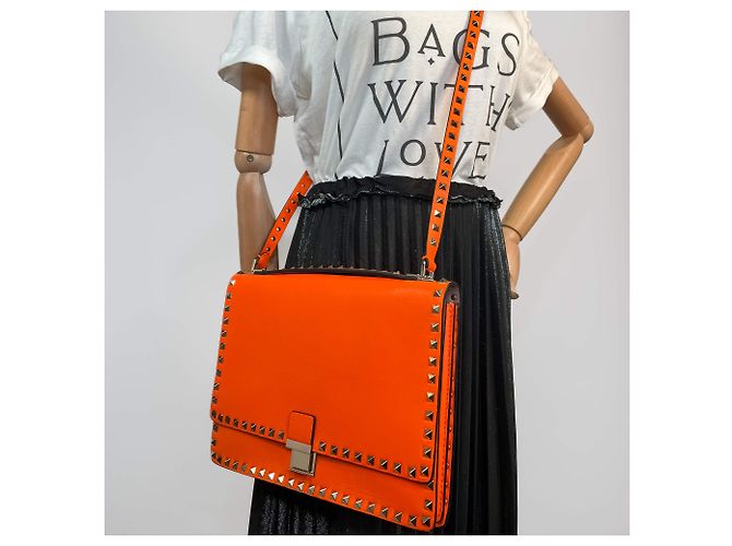 Valentino Garavani Bolsa de ombro com aba 2 vias em couro de bezerro Rockstud laranja neon - vista 3