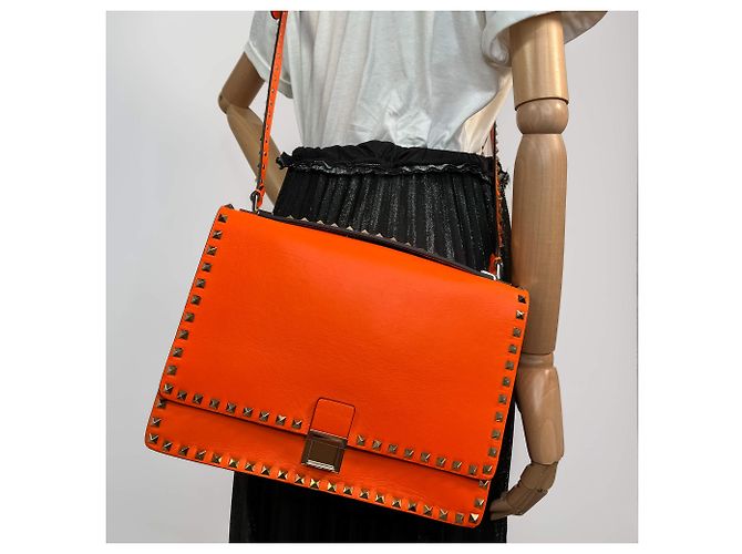 Valentino Garavani Bolsa de ombro com aba 2 vias em couro de bezerro Rockstud laranja neon - vista 4