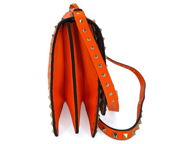 Valentino Garavani Bolsa de ombro com aba 2 vias em couro de bezerro Rockstud laranja neon - vista 6