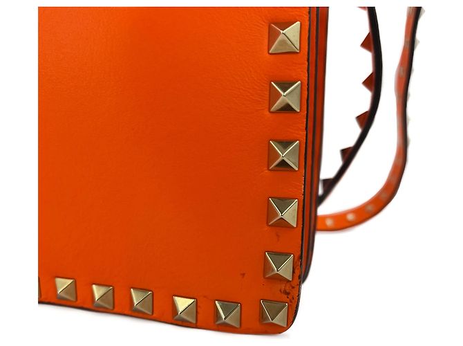Valentino Garavani Bolsa de ombro com aba 2 vias em couro de bezerro Rockstud laranja neon - vista 8