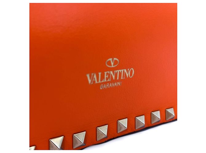 Valentino Garavani Bolsa de ombro com aba 2 vias em couro de bezerro Rockstud laranja neon - vista 9
