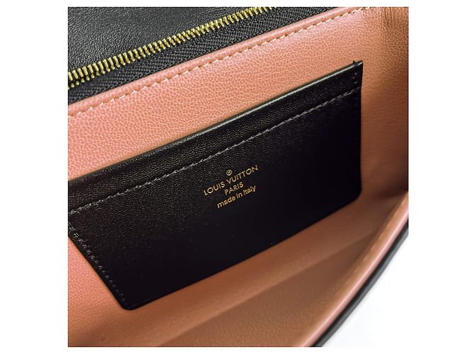 Coussin Louis Vuitton Cuscino Pochette Monogramma Embossato Pelle 3 Modi Messenger Crossbody Nero - vista 13