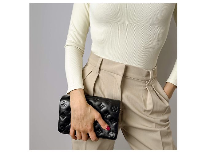 Coussin Louis Vuitton Cuscino Pochette Monogramma Embossato Pelle 3 Modi Messenger Crossbody Nero - vista 4